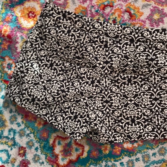 Floral pattern black and white shorts - Picture 4 of 4